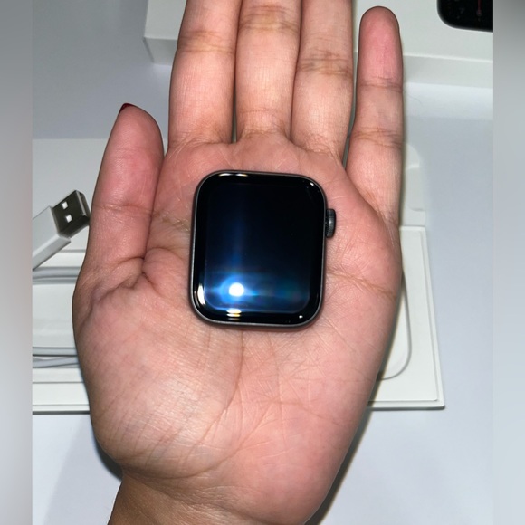 Apple Watch SE Space Grey Aluminum Case Black Sport Band 40mm - Picture 5 of 8